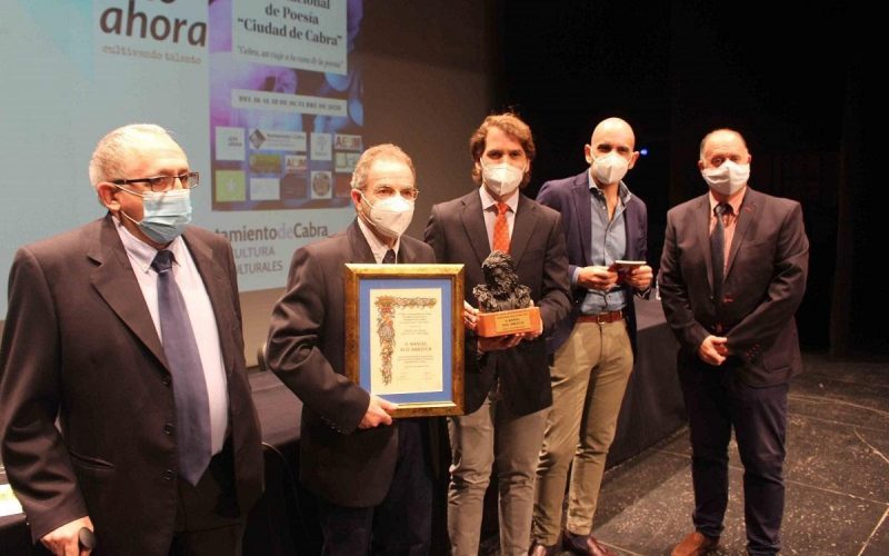 El poeta galduriense Manuel Ruiz Amezcua recibe el premio de poesía Ciudad de Cabra