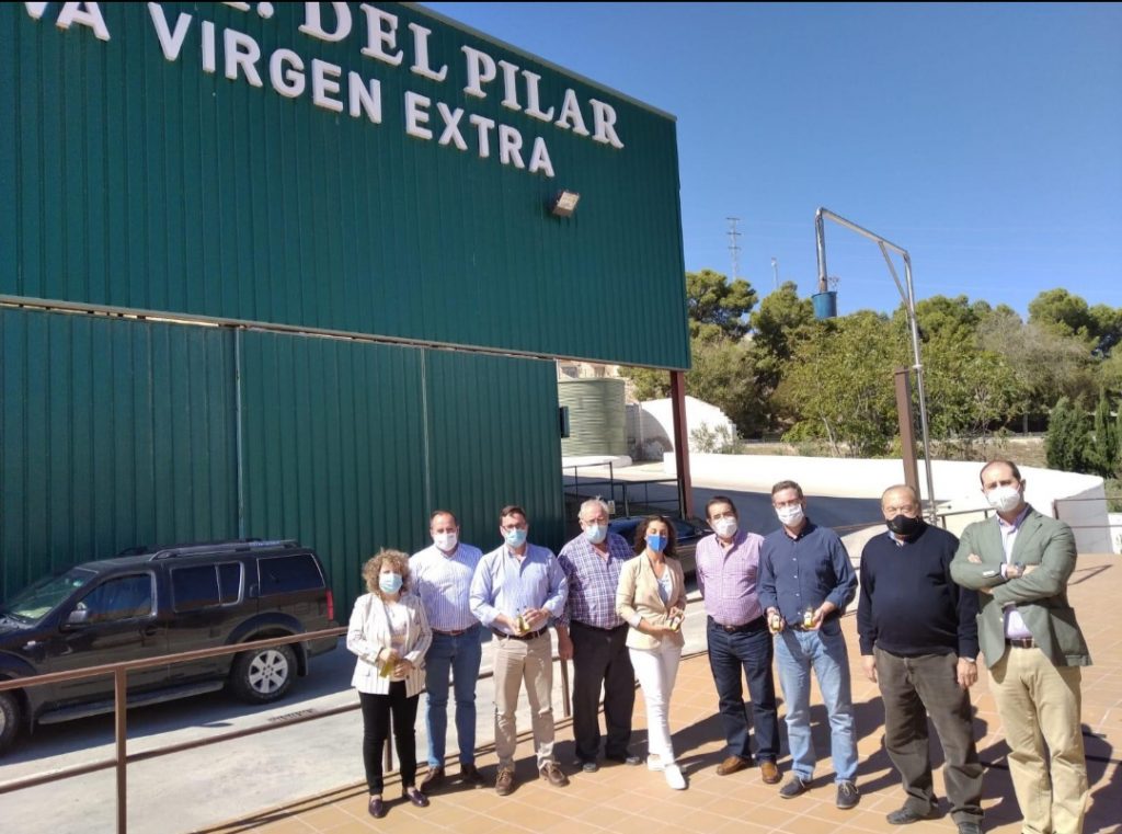 La vicesecretaria de Desarrollo Rural del PP Andaluz visita las cooperativas de Jódar