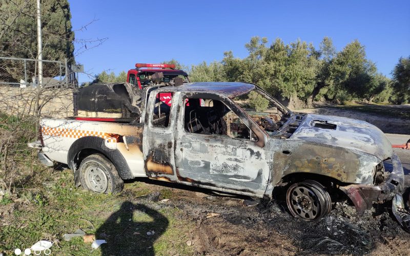 Aparece un coche de Protección Civil quemado