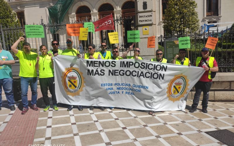 La Policía Local de Jódar se concentra a las puertas de la Diputación de Jaén