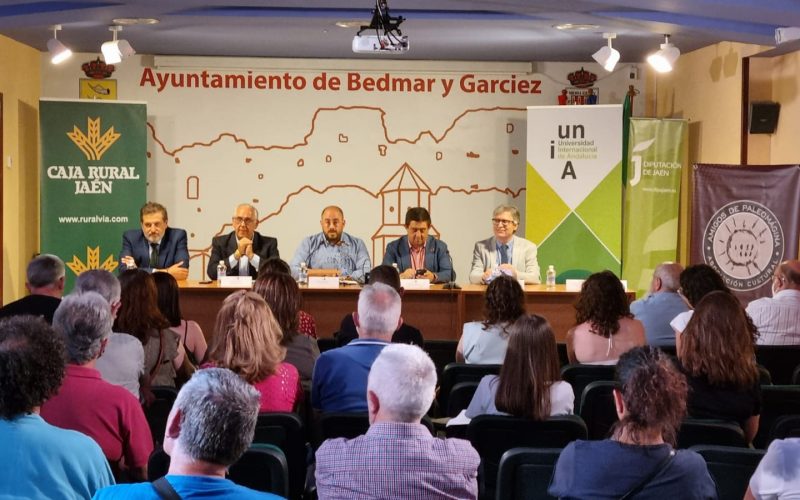 Reyes destaca las oportunidades de promoción y desarrollo que ofrece la riqueza prehistórica de Bedmar y su comarca