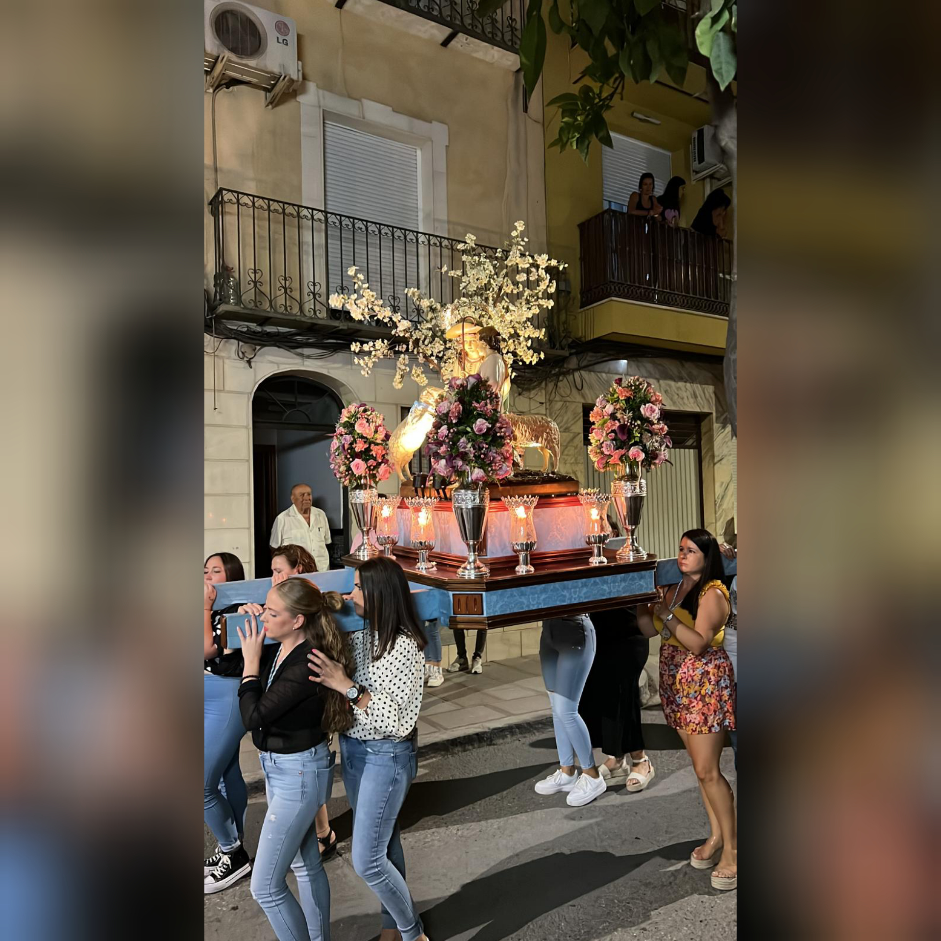 Otro año más la Virgen de los Pastores sale por las calles de Jódar