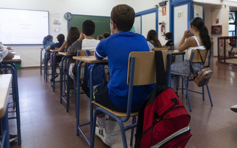 Moreno anuncia un cheque escolar de 100 euros por hijo para ayudar a las familias con menos recursos