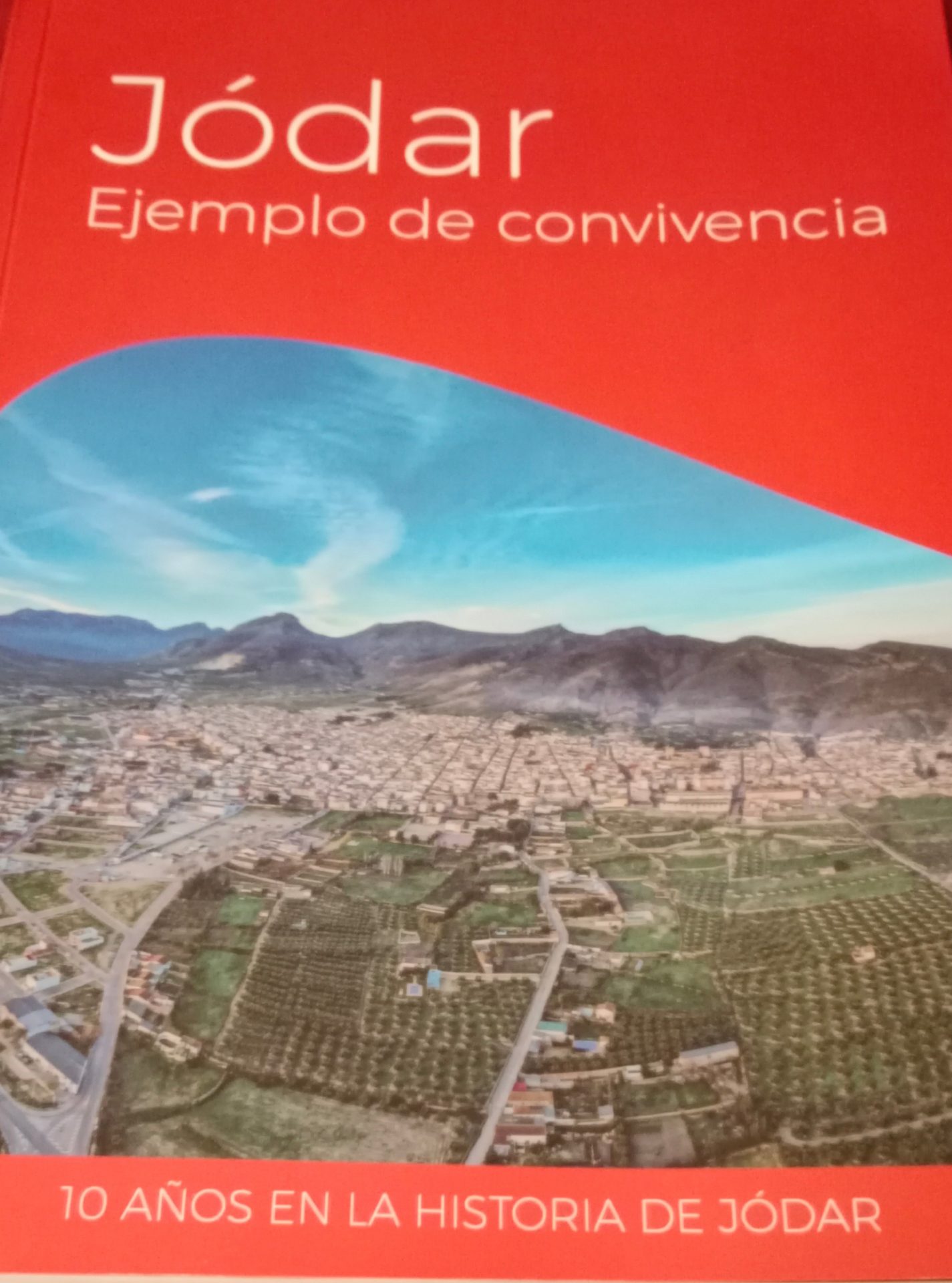 El PSOE de Jódar reparte a domicilio un libro de más de 200 páginas